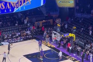 有點(diǎn)尷尬！詹姆斯賽前練習底角三分，怒砸籃板側邊沿！
