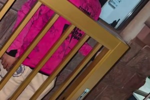 王大雷守了一輩子的門(mén)，沒(méi)想到被門(mén)夾了~！還被閃光燈懟著(zhù)臉！