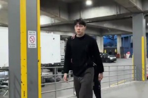 進(jìn)場(chǎng)依舊單肩小書(shū)包??楊瀚森剪了新發(fā)型，看起來(lái)精神多了??！