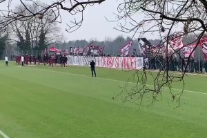 米蘭德比前，300名AC米蘭球迷抵達訓練場(chǎng)為球隊加油鼓氣