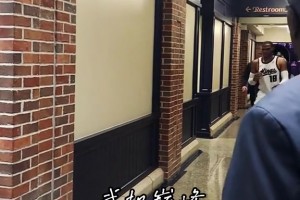 庫里老婆看到赤裸上身的肌肉猛男，立刻表示要摘下手中的戒指