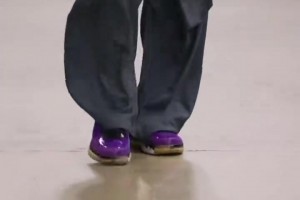 難道說(shuō)？？！庫里今天穿著(zhù)韋德之道球鞋入場(chǎng)??！