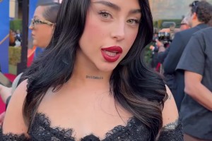 烈焰紅唇~亞馬爾前女友身穿黑色小禮服現身活動(dòng)，好漂亮呀~