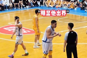 又換鞋了！勇士打熱火，庫里上腳了韋德的球鞋