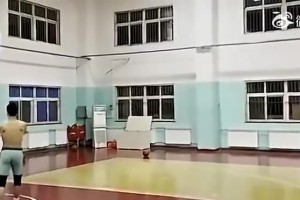 相當勵志！當年腿部骨折，王睿澤單腿堅持練習三分球投射