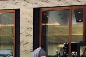 “火箭客場(chǎng)戰勝騎士，賽前杜蘭特為等候在酒店外的球迷簽名...