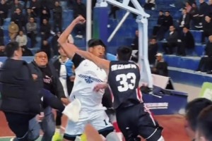 東契奇：來(lái)人??！喂頓公子吃餅！