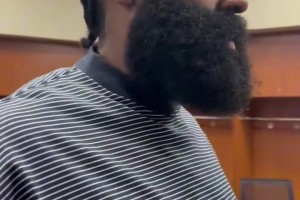 眼神都沒(méi)光了！哈登采訪(fǎng)無(wú)奈搖頭：現在缺兵少將 誰(shuí)能上就上吧